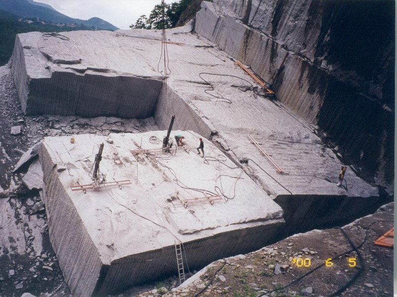 007A - BENCHES PREPARATION IN A GRANITE QUARRY, ITALY.jpg